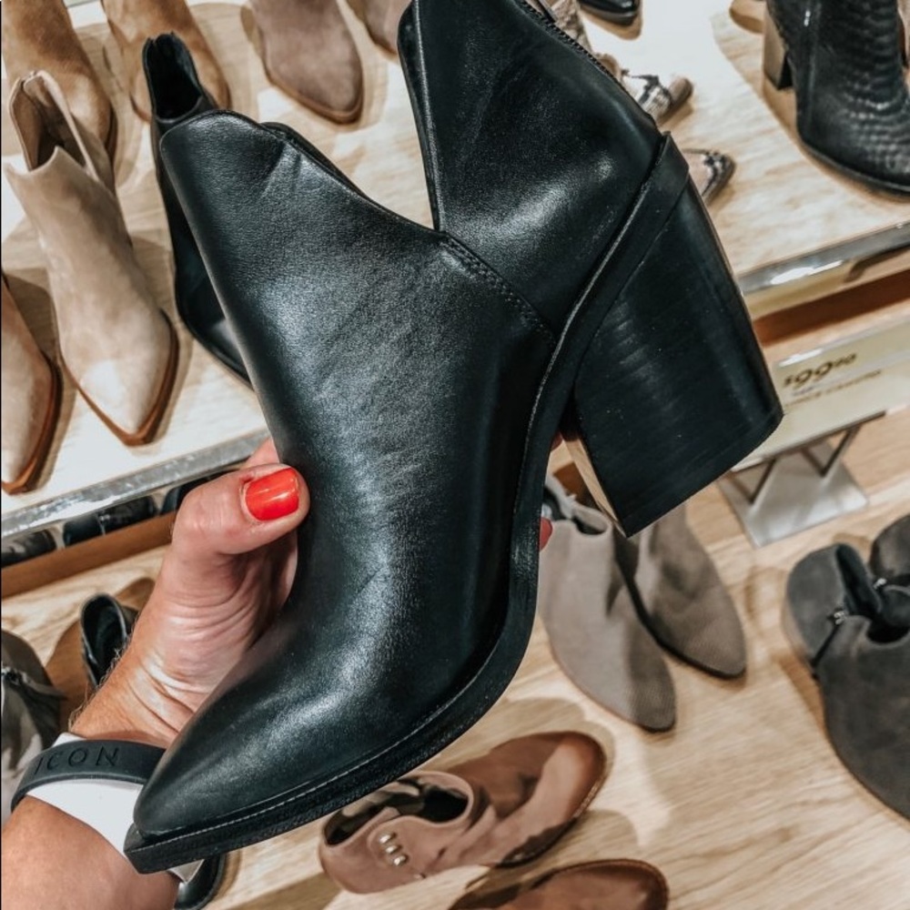 VINCE CAMUTO Gigietta Bootie BLACK